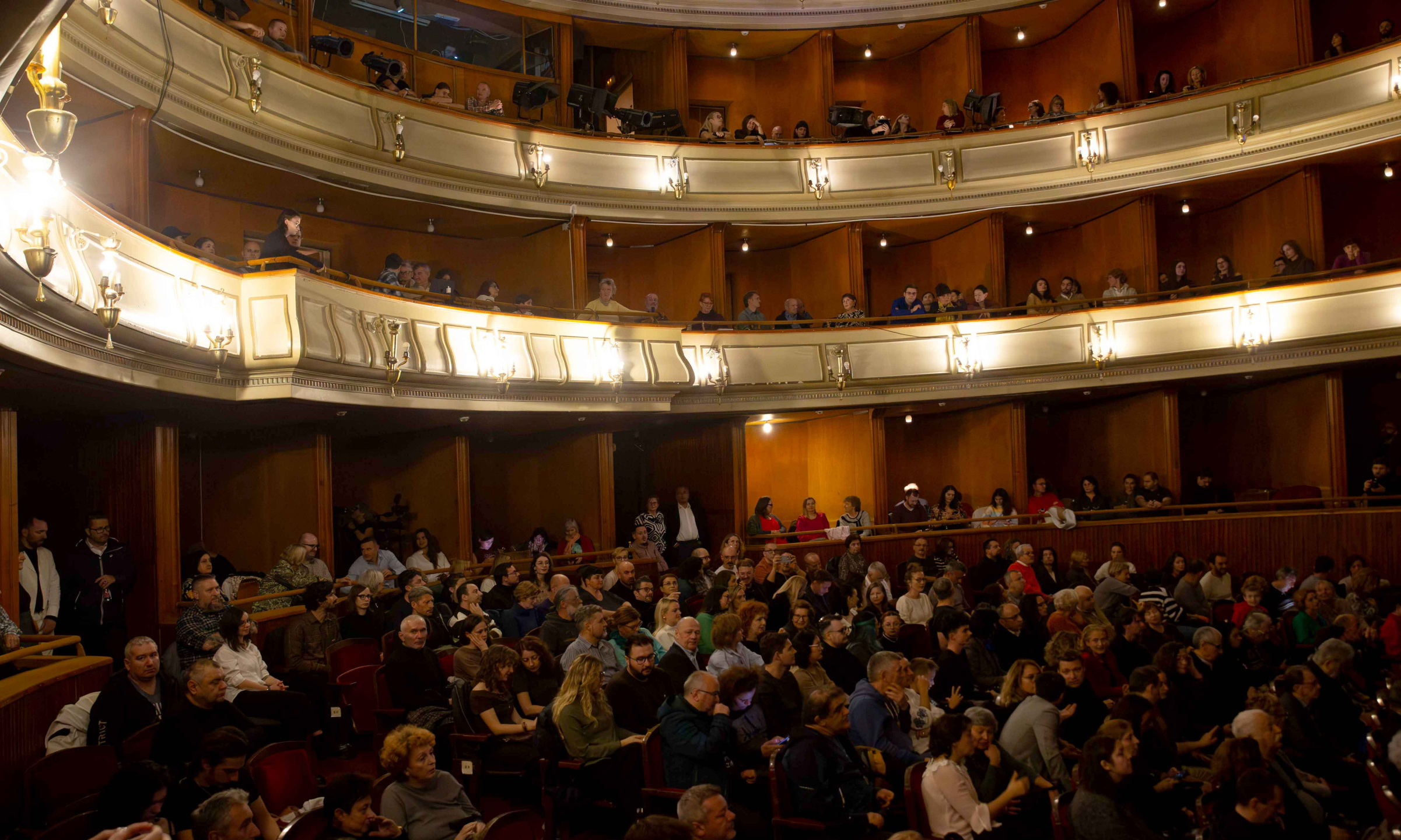 Luna mai, la Teatrul Clasic „Ioan Slavici” Arad: povești autentice, comedii clasice și explorări contemporane